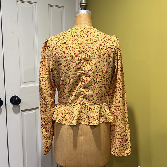 Lulus Women’s Top Low Cut Size Large - Picture 2 of 4